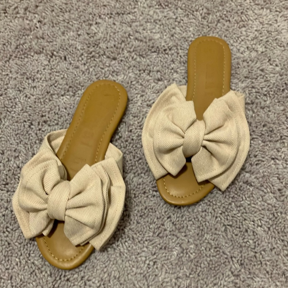 Chic Bow Slip-On Sandals in Cream and Tan